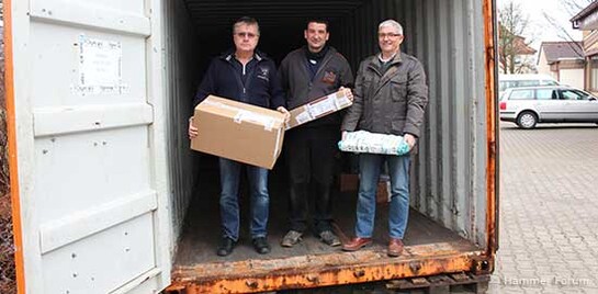 Heinrich Kurek (l.) und Heinz-Friedrich Hannig (r.) von der Firma Hannig GmbH & Co. KG finanzieren den Kauf und Transport des Containers