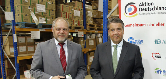 Sigmar Gabriel und Bernd Pastors im Medikamentenlager von action medeor