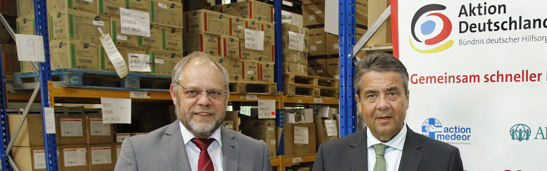 Sigmar Gabriel und Bernd Pastors im Medikamentenlager von action medeor