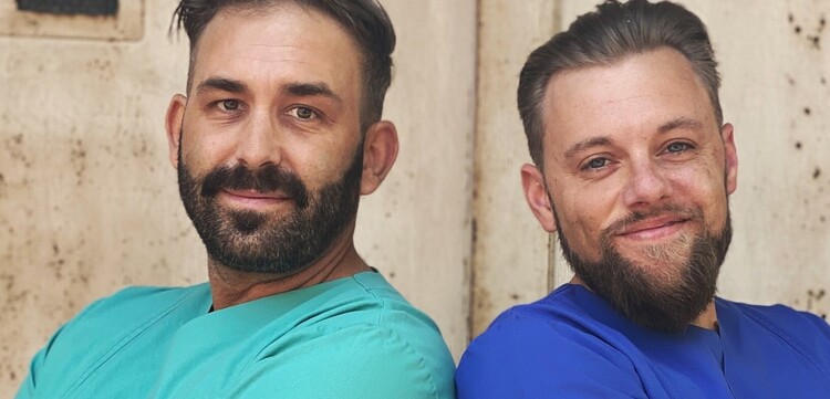 Die Krankenpfleger André Theisen (links) und André Günther des EVK Mettmann, Nordrhein-Westfalen Die Krankenpfleger André Theisen (links) und André Günther des EVK Mettmann, Nordrhein-Westfalen