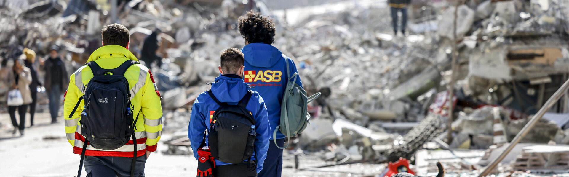 Die Helferinnen und Helfer des ASB machen sich nach ihrer Ankunft ein Bild der Lage nach dem Erdbeben in Syrien und der Türkei