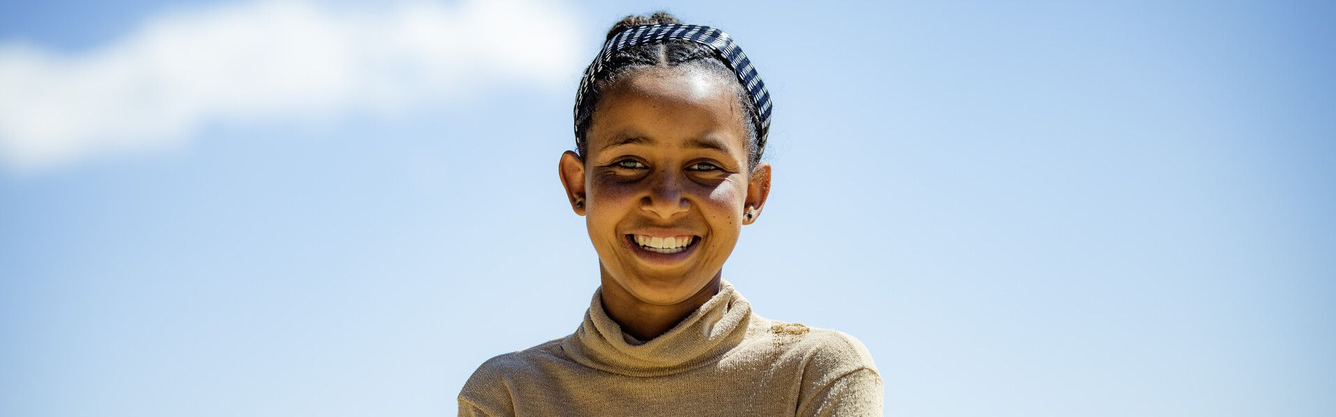 Die 14-jährige Capital schaut in ihrer Heimat in der Tigray-Region in Äthiopien in die Kamera und lächelt