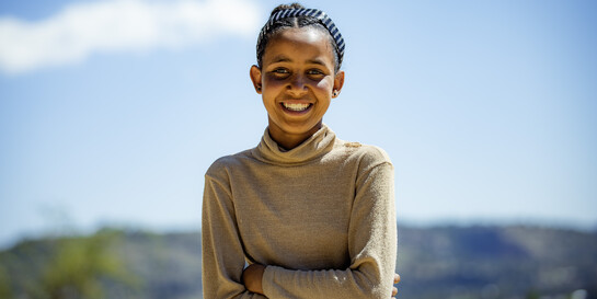 Die 14-jährige Capital schaut in ihrer Heimat in der Tigray-Region in Äthiopien in die Kamera und lächelt
