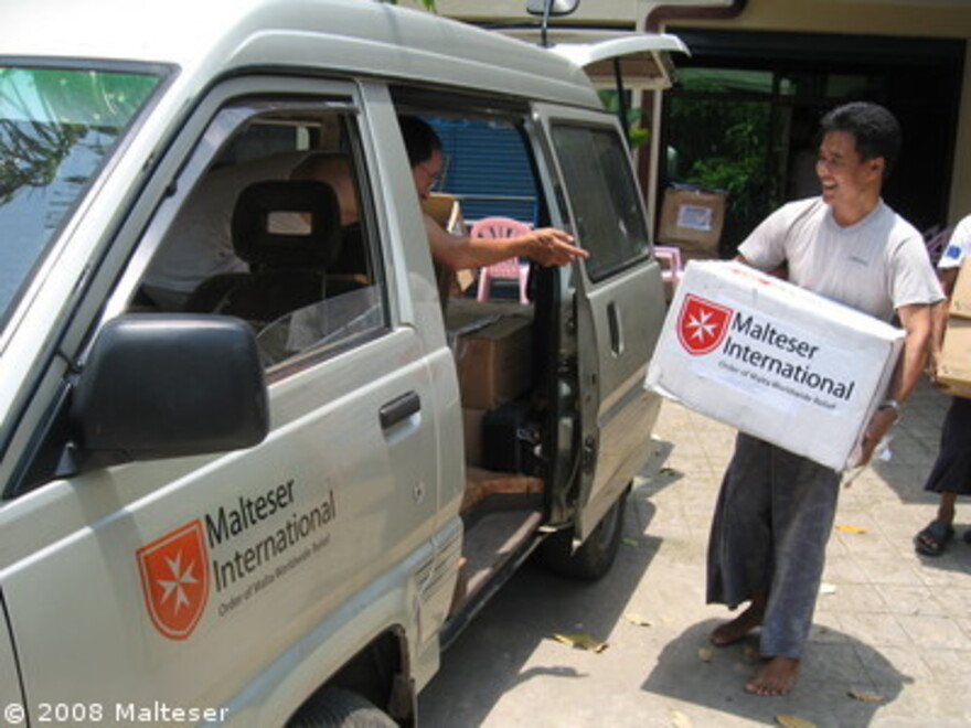 Zyklon Myanmar: Paket wird ins Auto verladen