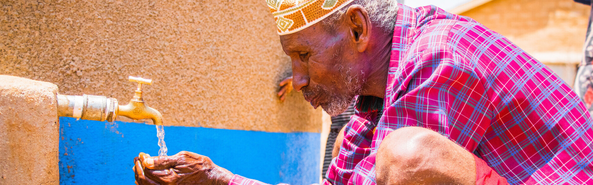 Wasser läuft in die Hand eines Mannes in Äthiopien 