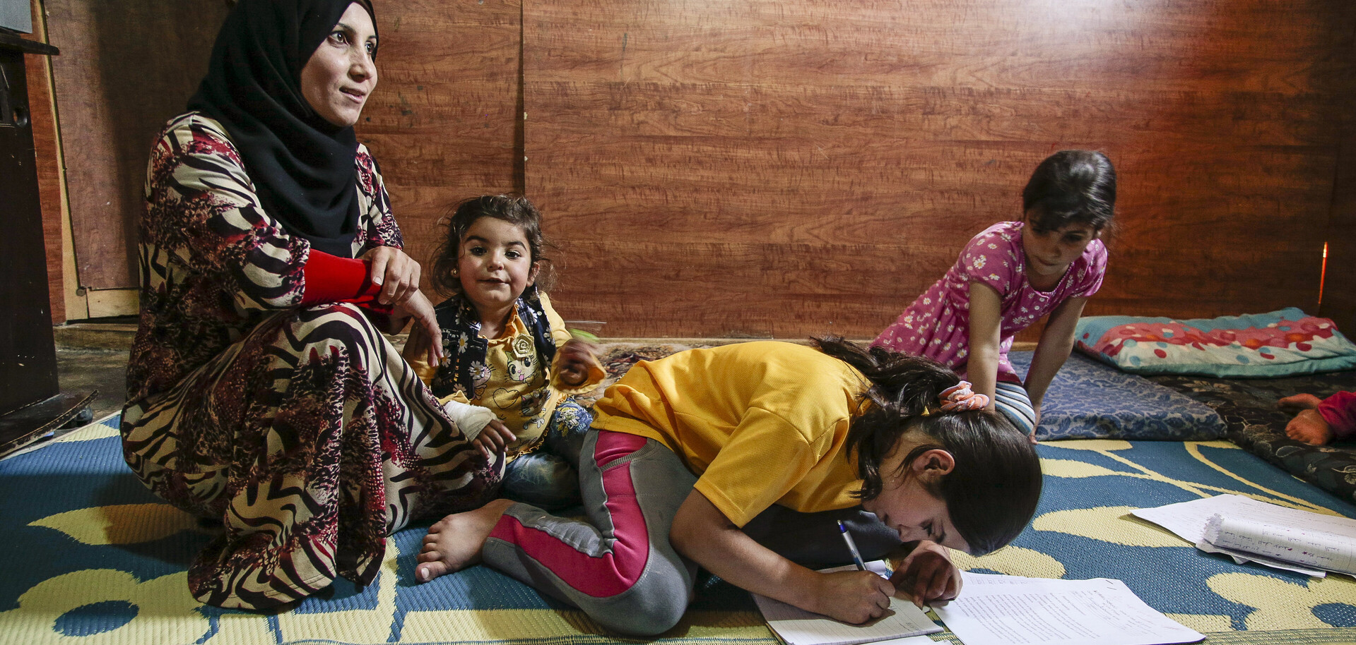 Zuzu floh aus Syrien. Im Libanon lernt sie fleißig für eine bessere Zukunft. Zuzu floh aus Syrien. Im Libanon lernt sie fleißig für eine bessere Zukunft.