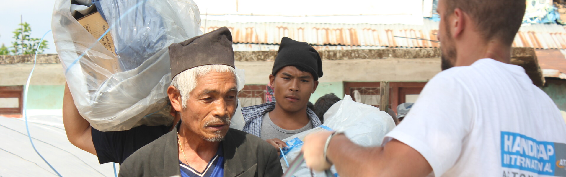 Nach dem Erdbeben in Nepal verteilt die Hilfsorganisation Handicap International Hilfsgüter an Betroffene Menschen.