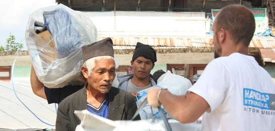 Nach dem Erdbeben in Nepal verteilt die Hilfsorganisation Handicap International Hilfsgüter an Betroffene Menschen.