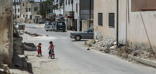 Flüchtlingkinder spielen auf der Straße in Jordanien.