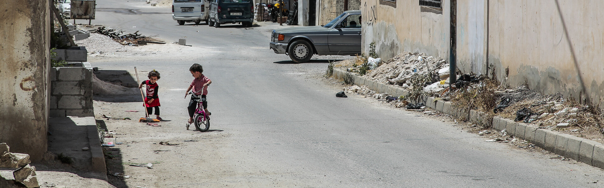 Flüchtlingkinder spielen auf der Straße in Jordanien.