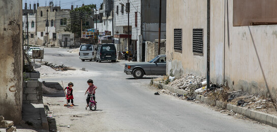Flüchtlingkinder spielen auf der Straße in Jordanien.