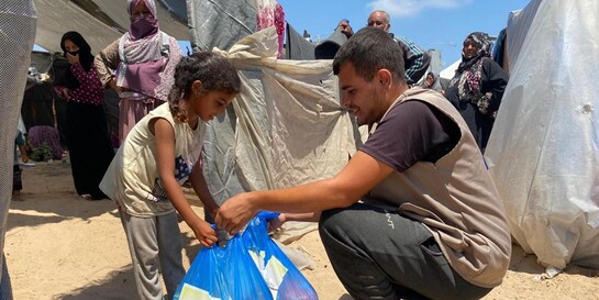 Verteilung von Nahrungsmittel an Mädchen im Gazastreifen