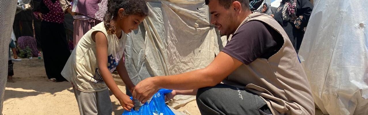 Verteilung von Nahrungsmittel an Mädchen im Gazastreifen