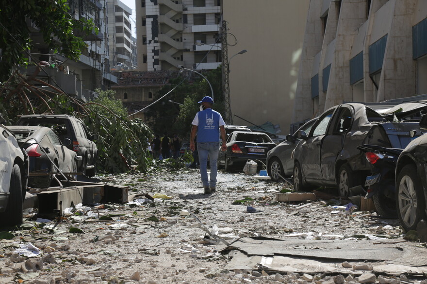 Ein Helfer von Islamic Relief nach den Explosionen in Beirut Ein Helfer von Islamic Relief nach den Explosionen in Beirut