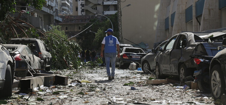 Ein Helfer von Islamic Relief nach den Explosionen in Beirut