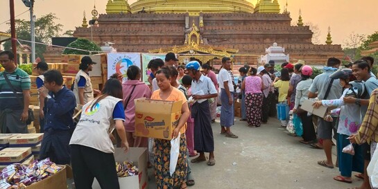 Helfer:innen und Betroffene des Erdbebens in Myanmar bei der Verteilung von Hilfsgütern