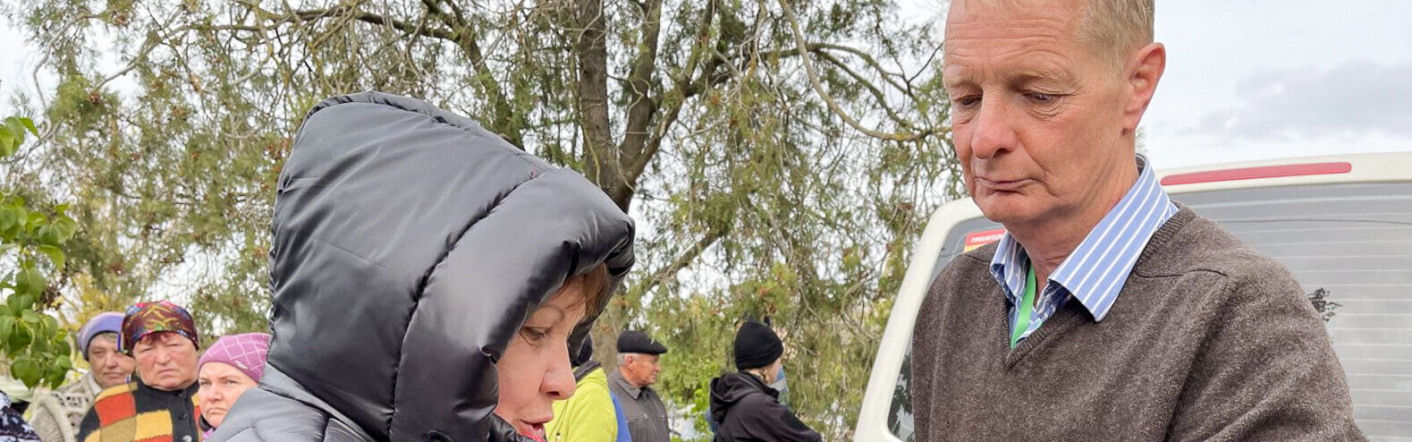 Ein freiwilliger Helfer verteilt Hilfspakete an Menschen in der Ukraine
