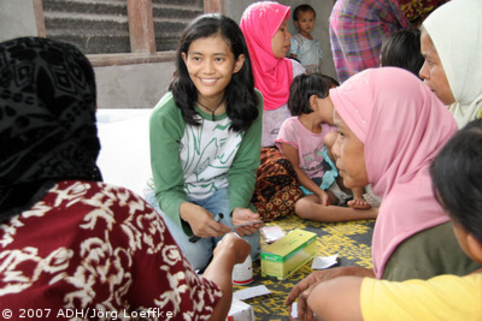 Tsunami-Hilfe Indonesien: Action Medeor Mitarbeiterin bei der Medikamentenausgabe