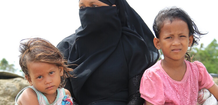 Mutter und Kinder nach der Flucht aus Myanmar Mutter und Kinder nach der Flucht aus Myanmar