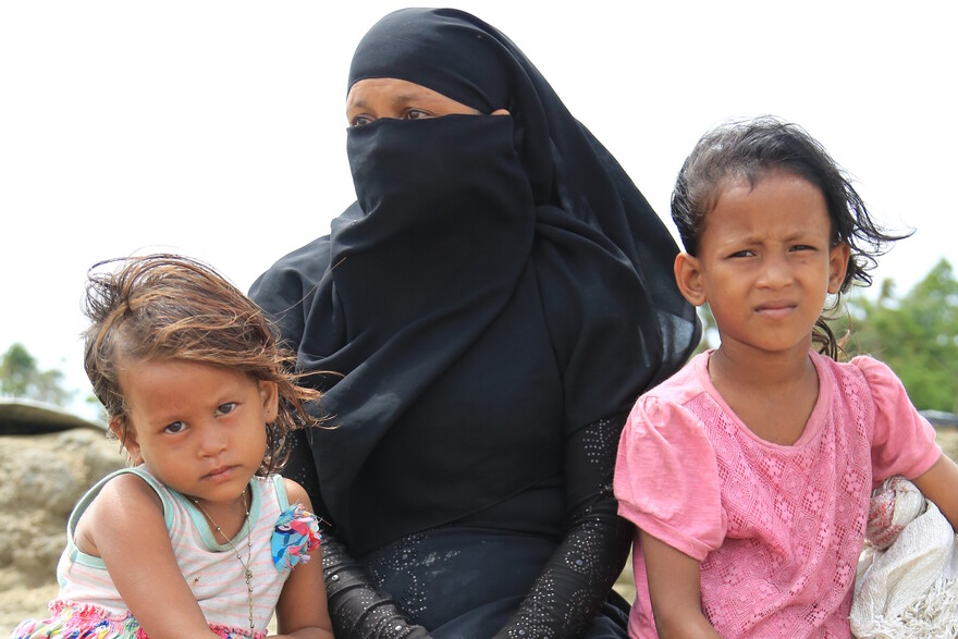 Mutter und Kinder nach der Flucht aus Myanmar Mutter und Kinder nach der Flucht aus Myanmar