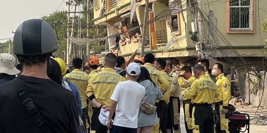 Ein Helfer-Team bei der Bergung eines Hauses nach dem Erdbeben in Myanmar