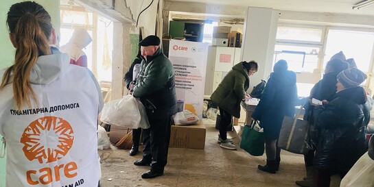 CARE verteilt Hilfsgüter an Menschen in der Ukraine