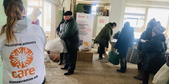 Mitarbeiterin von CARE bei Hilfsprojekt in der Ukraine