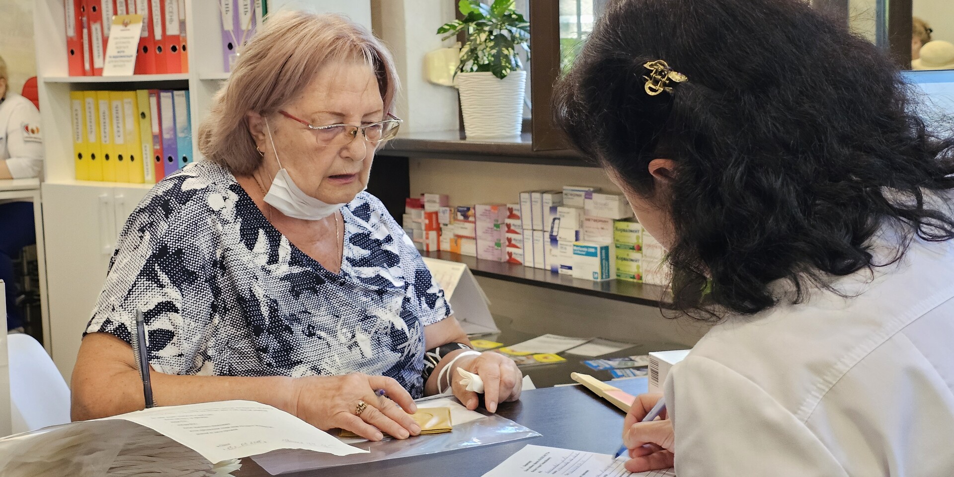 Eine Frau wird von einer Apothekerin beraten