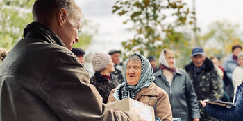 Helfer sorgt für eine ältere Frau