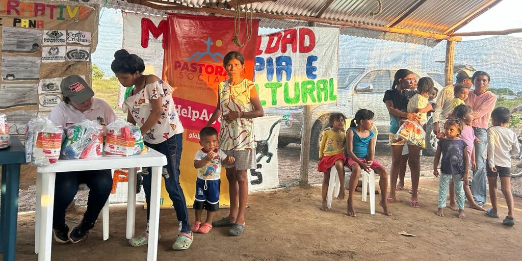 Indigene Mütter bekommen auch Hilfspakete, die unter anderem Windeln, Babynahrung und Hygieneartikel enthalten Indigene Mütter bekommen auch Hilfspakete, die unter anderem Windeln, Babynahrung und Hygieneartikel enthalten