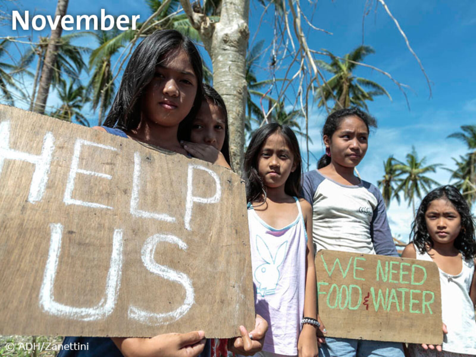 8. November – Mit voller Wucht traf Taifun Haiyan die zentralen Inseln der Philippinen und hinterließ eine Schneise der Verwüstung.