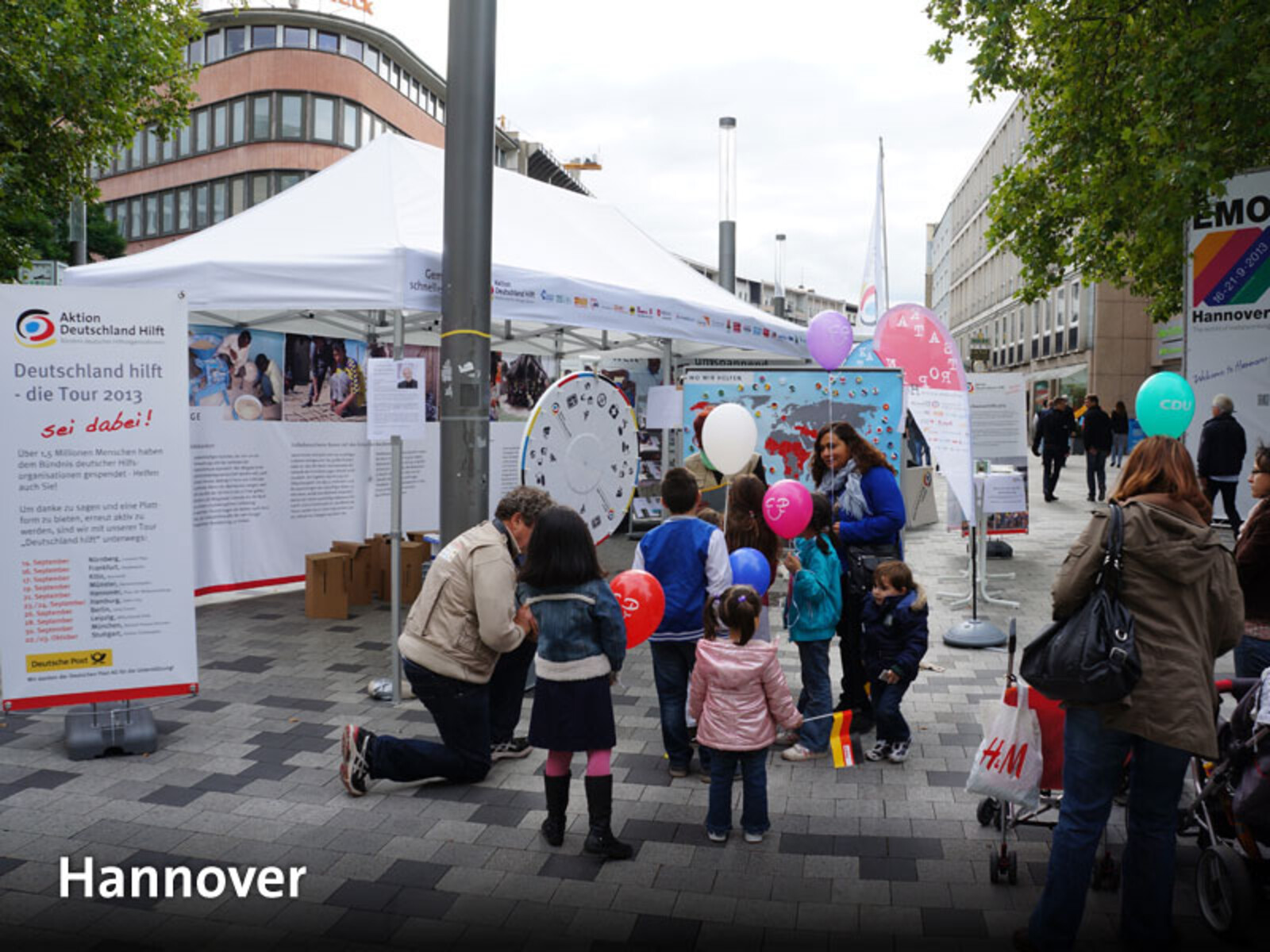 Auf dem Platz der Weltausstellung empfingen uns am Samstag strahlender Sonnenschein und viele aufgeschlossene, wissbegierige Hannoveranerinnen und Hannoveraner