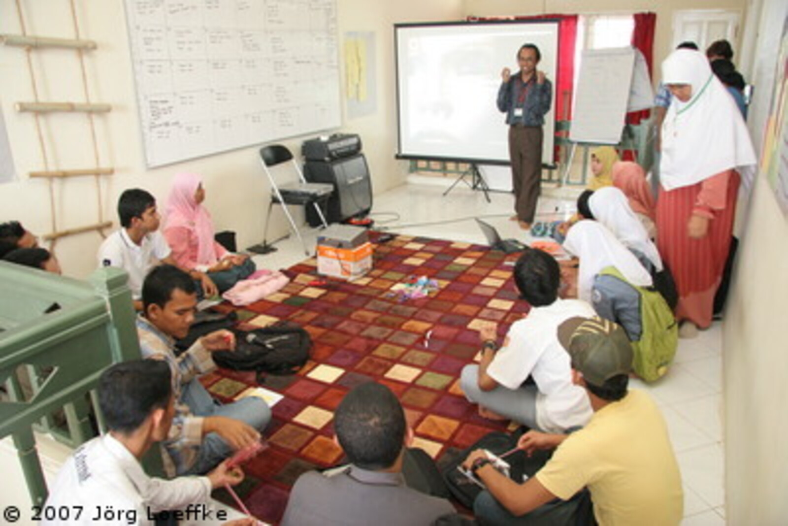 Tsunami-Hilfe Indonesien: CARE Mitarbeiter mit Jugendlichen im Jugendworkshop