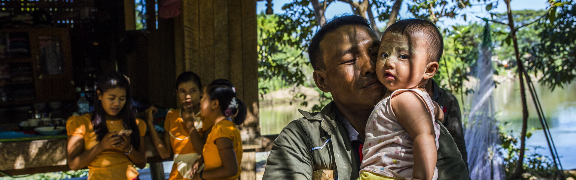 Ein Vater mit seinen Kindern in Myanmar