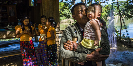 Mann mit Kind in Myanmar (Birma, Burma)
