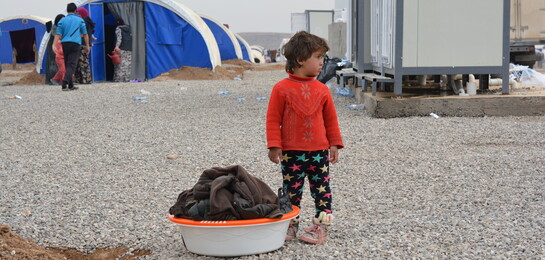 Ein Kind steht in einem Flüchtlingslager. Der Winter ist hart für die Kleinen, die häufig noch keinen Tag Frieden erlebt haben.