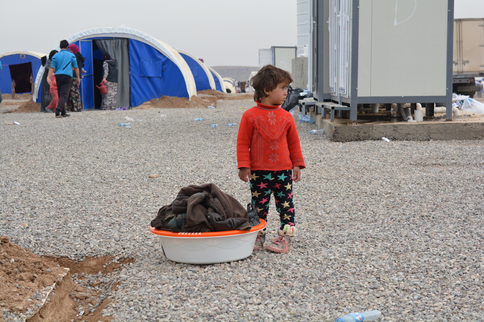 Ein Kind steht in einem Flüchtlingslager. Der Winter ist hart für die Kleinen, die häufig noch keinen Tag Frieden erlebt haben.