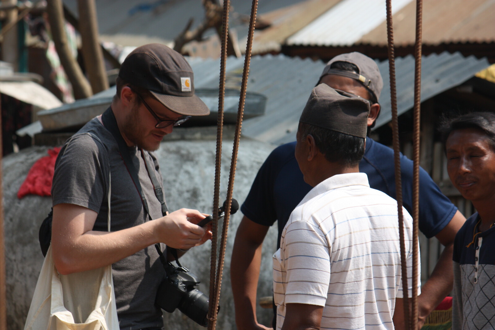 Adrian Breda während eines Interviews in Nepal.