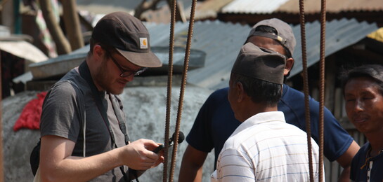 Adrian Breda während eines Interviews in Nepal.