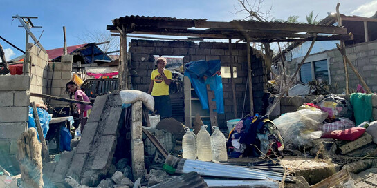 Ein zerstörtes Haus nach Taifun Rai auf den Philippinen