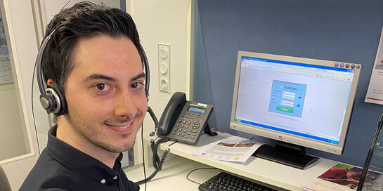 Herr Daniele Pidala telefoniert im Auftrag von Aktion Deutschland Hilft