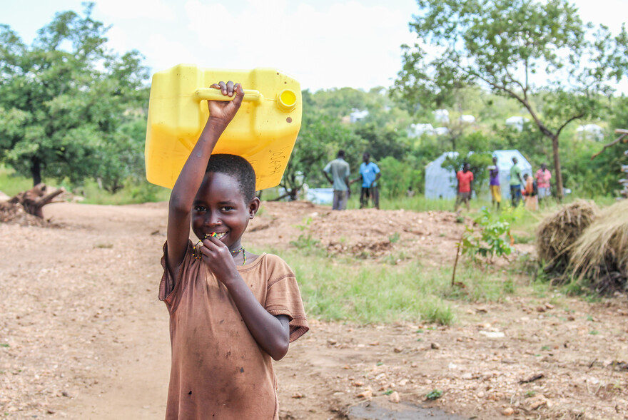 Ein Junge in einem Flüchtlingscamp in Uganda mit seinem selbst gebastelten Spielzeug