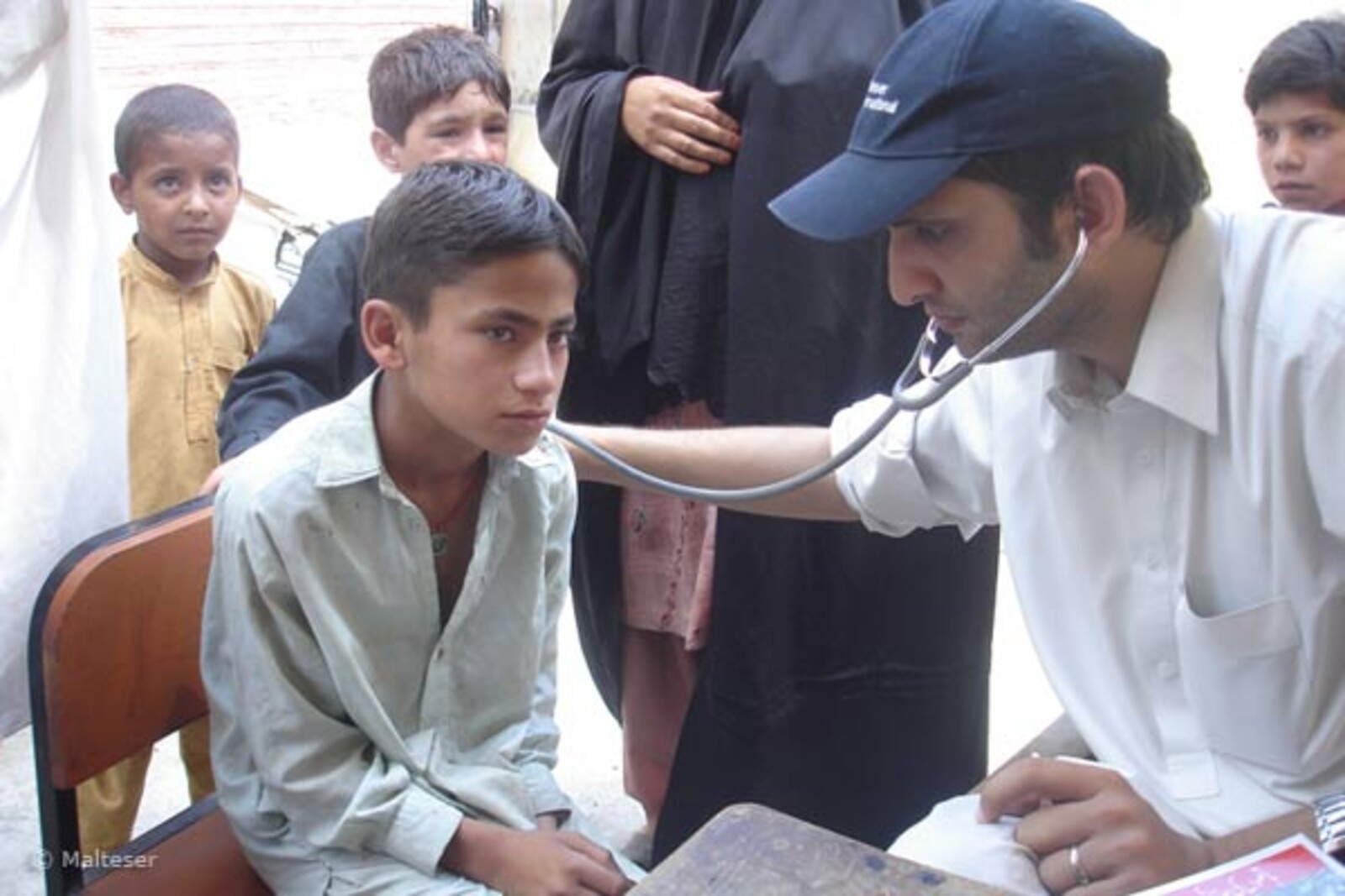 untersuchung-junge Flut Pakistan: Arzt untersucht einen Jungen