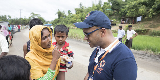 CARE-Helfer, Frau und Kind in einem Flüchtlingscamp in Bangladesch (Archivbild)