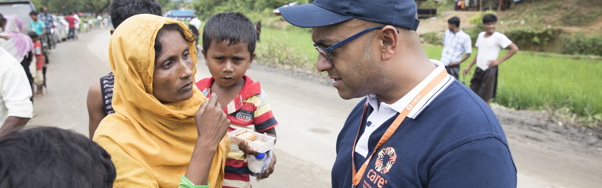 CARE-Helfer, Frau und Kind in einem Flüchtlingscamp in Bangladesch (Archivbild)