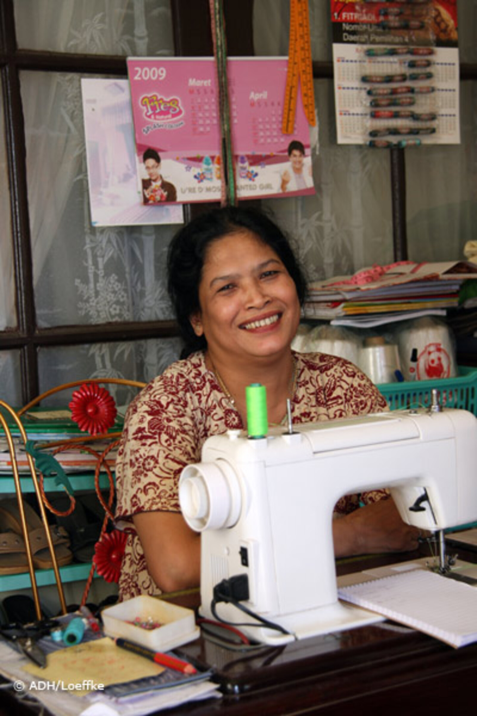 Frau in Indonesien mit ihrer Nähmaschine
