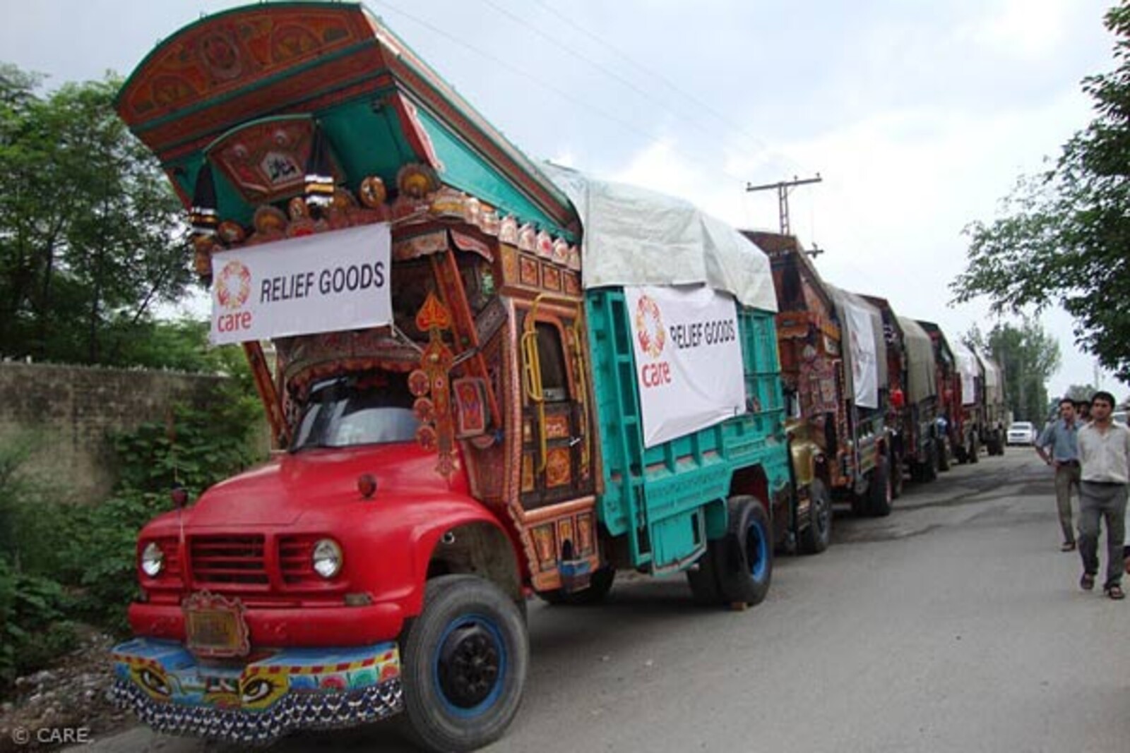 Flut Pakistan: CARE Lastwagen-Konvoi aus 11 Lastwagen mit Hilfsgütern