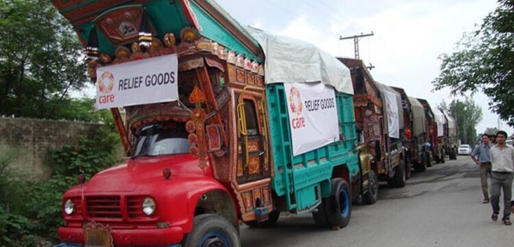 Flut Pakistan: CARE Lastwagen-Konvoi aus 11 Lastwagen mit Hilfsgütern