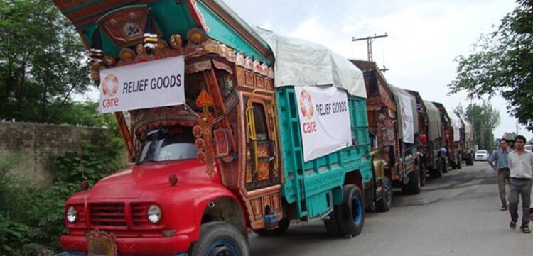 Flut Pakistan: CARE Lastwagen-Konvoi aus 11 Lastwagen mit Hilfsgütern Flut Pakistan: CARE Lastwagen-Konvoi aus 11 Lastwagen mit Hilfsgütern