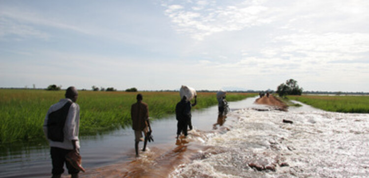 Flut Afrika: Menschen auf den Weg in ihre Dörfer